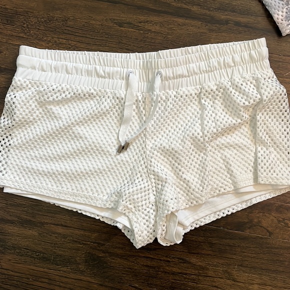 Bundle three pairs of Fabletics shorts - Picture 2 of 4